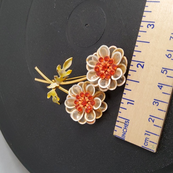 Vintage flower brooch goldtone and enamel - Picture 4 of 8